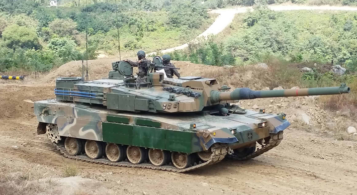 Được biết, K2 Black Panther, do Hyundai Rotem phát triển, được coi là một trong những xe tăng chiến đấu chủ lực tiên tiến nhất đang được sản xuất. Nó được thiết kế để có khả năng cơ động cao, điều khiển hỏa lực kỹ thuật số và giáp bảo vệ nhiều lớp, với tiềm năng tương tác mạnh mẽ với các lực lượng liên kết của NATO. Ảnh: @ The National Interest.