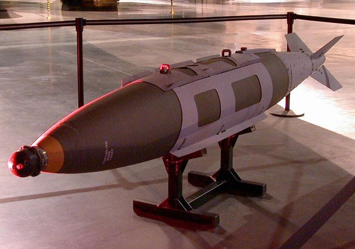 F-15E không chỉ mang tên lửa, chúng tích hợp cả pháo Vulcan 20mm và bom JDAM. Bom JDAM còn trang bị đầu dò laser, biến quả bom thành vũ khí có thể khóa mục tiêu di động, phù hợp để truy đuổi UAV bay thấp.
