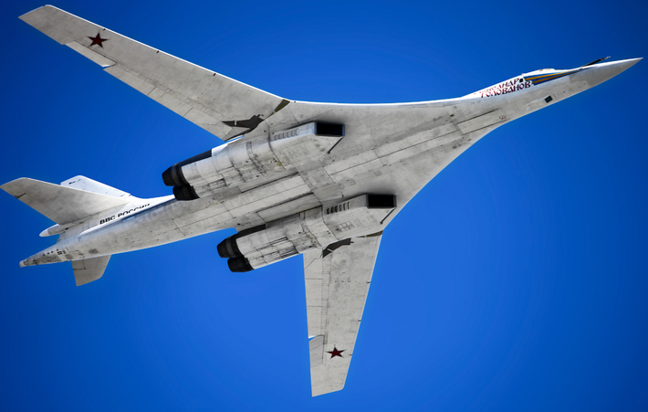 Trong số các vũ khí quan trọng nhất trong kho vũ khí của Tu-160 là tên lửa hành trình Kh-55SM và phiên bản hiện đại hóa của chúng, Kh-555. Những tên lửa này, với tầm bắn lên tới 2.500 km, cho phép Tu-160 tấn công từ khoảng cách an toàn, mà không cần xâm nhập vào vùng phòng không của đối phương. Kh-55SM được thiết kế để mang đầu đạn hạt nhân, trong khi Kh-555 sử dụng thuốc nổ thông thường để tấn công chính xác. Còn tên lửa Kh-101 mới hơn, với tầm bắn lên đến 4.500 km, cung cấp phạm vi tiếp cận và độ chính xác thậm chí còn lớn hơn, nhờ hệ thống dẫn đường tiên tiến kết hợp dẫn đường quán tính, GPS. Đối với các nhiệm vụ hạt nhân, Tu-160 cũng có thể mang theo tên lửa Kh-102, một biến thể vũ trang hạt nhân của Kh-101. lý tưởng cho các hoạt động tuần tra hay chiến đấu kéo dài. Ảnh: @Sputnik.