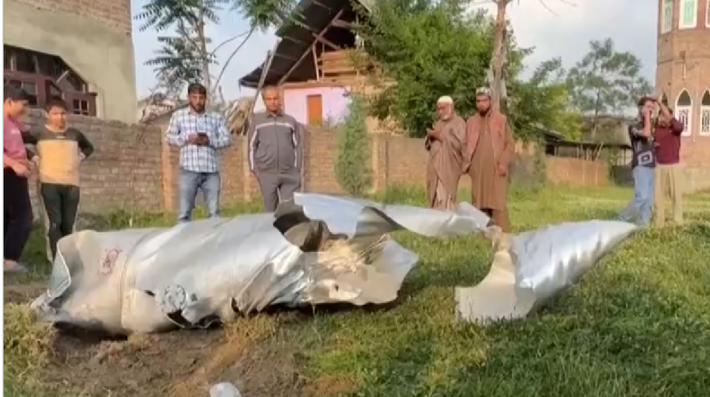 BBC Verify cũng đưa tin về một vụ rơi Rafale trên lãnh thổ Ấn Độ, gần Bathinda, bang Punjab, và xác thực các đoạn video cho thấy xác máy bay trong một cánh đồng, tuy nhiên nguyên nhân — do chiến đấu hay sự cố kỹ thuật — vẫn chưa được làm rõ. Ảnh cắt từ video