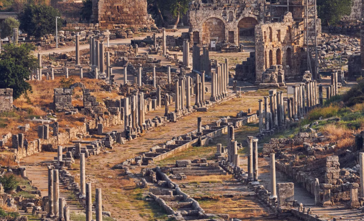 Perge (Perre) là một trong năm thành phố cổ lớn của vương quốc Commagene cổ đại của Thổ Nhĩ Kỳ. Thành phố này được nhắc đến trong nhiều tài liệu La Mã vì có nguồn nước tuyệt đẹp, và từng là nơi nghỉ chân cho lữ khách, đoàn lữ hành và quân đội La Mã đi qua khu vực. Ảnh: @Bảo tàng Adiyaman.