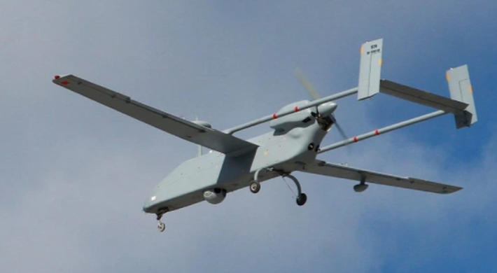 Năm 2010, Nga đã ký thỏa thuận với Israel Aircraft Industries để được cấp phép sản xuất máy bay không người lái này ngay tại Nga, sử dụng các linh kiện do Israel cung cấp. Đến năm 2011, Bộ Quốc phòng Nga đã đặt mua 30 máy bay không người lái trinh sát Forpost-R và 10 trạm điều khiển mặt đất. Ảnh: @cat-uxo.