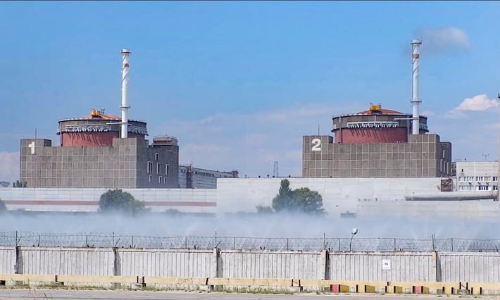 Nhà máy điện hạt nhân Zaporizhzhia bên bờ sông Dnipro là cơ sở hạt nhân lớn nhất châu Âu với sáu lò phản ứng. Từ năm 2022, khi rơi vào tay Nga nhưng nằm sát tiền tuyến, nơi đây liên tục hứng pháo kích, khiến mỗi vụ tấn công đều tiềm ẩn nguy cơ thảm họa.