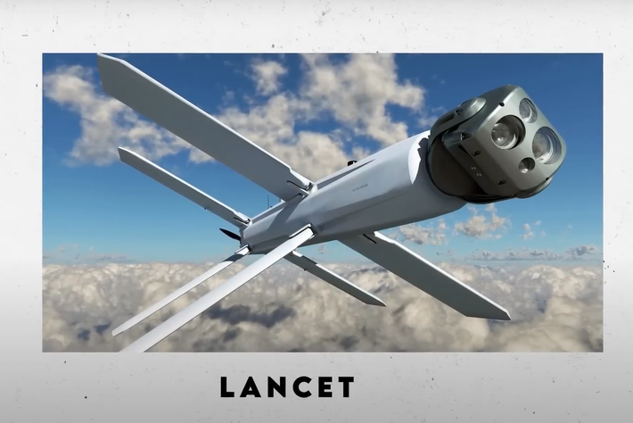 Lancet XXL được cho là có tầm bắn được cải thiện đáng kể lên tới 200 km, và đầu đạn của nó có sức nổ tương đương với 20kg thuốc nổ TNT. Những tiến bộ khác được cho là có trong UAV Lancet XXL này bao gồm yếu tố công nghệ trí tuệ nhân tạo (AI) được tích hợp sử dụng để tự động lựa chọn mục tiêu. Nếu đây là sự thật thì nó báo hiệu một bước nhảy vọt tiềm năng đáng kể trong công nghệ máy bay không người lái của Nga trên chiến trường. Ảnh: @ Military TV.