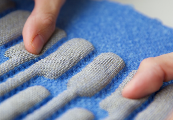Trước giờ, một số sản phẩm làm từ các loại vải điện tử (e-textile), chẳng hạn như miếng đệm sưởi ấm và chăn điện, có thể giúp giữ ấm cho người mặc và giúp giảm đau nhức. Tuy nhiên, sử dụng các sản phẩm này trong thời gian dài có thể gây ra các bệnh liên quan đến nhiệt, bao gồm tăng thân nhiệt hoặc dễ bị bỏng. Ảnh: @ RoboticsBiz.