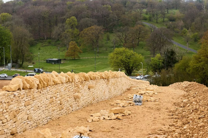 Chuyên gia Melanie Barge đến từ Cơ quan Historic England cho biết: "Đây là một phát hiện hiếm có và thú vị. Nó sẽ cho chúng ta biết rõ hơn về cuộc sống và niềm tin tín ngưỡng của cộng đồng La Mã cổ đại nhỏ từng sống dọc theo con đường khu vực Missing Link ở Cotswolds". Ảnh: @National Highways/Oxford Cotswold Archaeology.