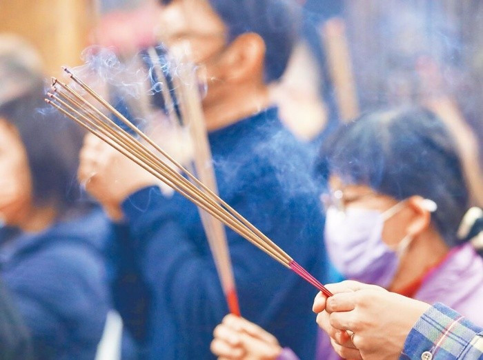 Năm 2025 là một năm đặc biệt khi có tháng 6 Âm lịch nhuận, điều này dẫn đến việc tháng 7 Âm lịch hay còn gọi là tháng cô hồn sẽ bắt đầu muộn hơn thường lệ. Cụ thể, thời điểm "cổng địa ngục" chính thức mở được cho là vào 23h đêm ngày 22/8 Dương lịch. Sự trì hoãn này đã làm dấy lên một số lo ngại trong dân gian với giả thuyết rằng việc các vong hồn phải chờ đợi lâu hơn có thể khiến họ trở nên "đói và hung dữ hơn".