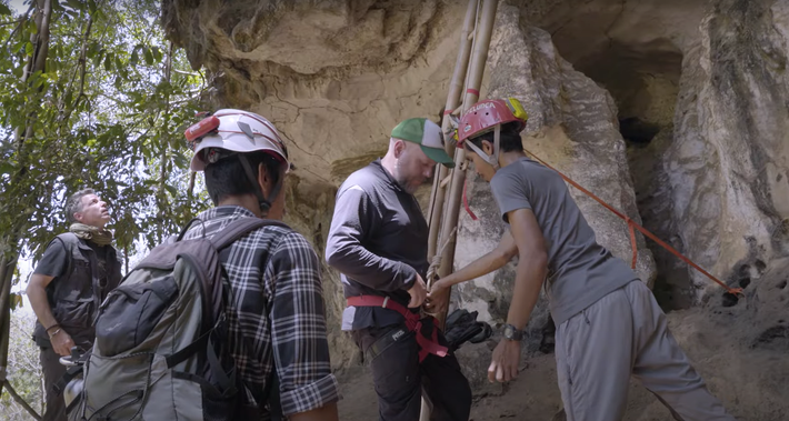 Các nhà khảo cổ học đang khai quật hang động đá vôi Leang Bulu' Sipong 4 trên đảo Sulawesi, Indonesia đã bất ngờ phát hiện một di tích khảo cổ tiền sử độc lạ. Ảnh: @Đại học Griffith.
