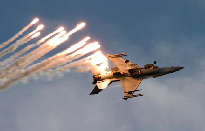 Ông Laksono cũng nhấn mạnh: “Ngay cả các tiêm kích tiên tiến như F-16, F/A-18 hay F-22 cũng từng bị bắn hạ hoặc rơi vì các tình huống chiến thuật cụ thể. Do đó, hiệu suất của Rafale không thể bị đánh giá chỉ qua một sự cố — vốn đến nay vẫn chưa được xác nhận đầy đủ”. Ảnh minh họa: Fireart
