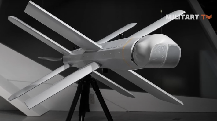 Được biết, Máy bay không người lái Lancet do ZALA Aero Group, một công ty con của Kalashnikov Concern phát triển, và phương tiện này đã trở thành trụ cột trong các hoạt động quân sự của Nga kể từ khi ra mắt vào tháng 6 năm 2019, tại triển lãm quân sự ARMY-2019 ở Moscow. Ảnh: @ Military TV.