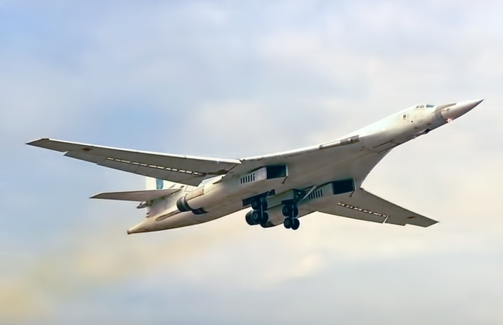 Điểm khác biệt của Tu-160 là khả năng mang theo một kho vũ khí khổng lồ, kết hợp với tính linh hoạt của cánh có hình dạng thay đổi. Cánh của nó có thể điều chỉnh từ 20 đến 65 độ, giúp tối ưu hóa hiệu suất cho cả chuyến bay tốc độ cao và tiết kiệm nhiên liệu cho các nhiệm vụ tầm xa. Ảnh: @GTA5-Mods.