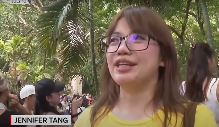 "Moo Deng là viên thuốc hạnh phúc của tôi, là viên thuốc năng lượng, là viên thuốc chữa bệnh của tôi. Nó là vitamin của tôi!", Thea Chavez, người đã bay đến từ Houston, Texas, cho biết. Một người hâm mộ khác, Jennifer Tang đến từ Malaysia, đã nghiêng người qua hàng rào để chụp ảnh. "Moo Deng làm tôi vui. Mỗi khi căng thẳng trong công việc, tôi lại lôi ảnh của Moo Deng ra xem", Tang nói. "Vì vậy, cả văn phòng đều biết tôi ở đây... Họ cho tôi nghỉ một tuần”. Ảnh: @Vườn thú mở Khao Kheow.