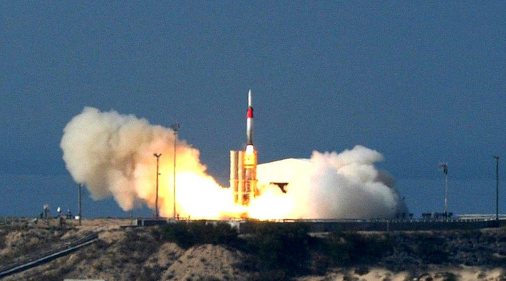 Nguồn gốc của hệ thống tên lửa đánh chặn Arrow bắt nguồn từ những năm 1980, khi Israel tìm cách chống lại các mối đe dọa tên lửa ngày càng gia tăng từ các đối thủ trong khu vực, bao gồm cả tên lửa Scud của Iraq trong Chiến tranh vùng Vịnh. Mỹ, nhận ra tầm quan trọng chiến lược của Israel, đã cung cấp hàng tỷ đô la tài trợ thông qua Cơ quan Phòng thủ Tên lửa, củng cố mối quan hệ đối tác, biến Arrow trở thành một trong những hệ thống tên lửa chống đạn đạo tiên tiến nhất thế giới. Ảnh: @ BBC.
