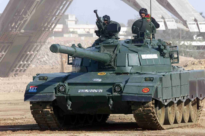 Trong khi Pakistan sở hữu lực lượng thiết giáp nhỏ hơn và phụ thuộc nhiều vào hỗ trợ từ nước ngoài, Ấn Độ lại có cả số lượng, công nghệ và năng lực sản xuất trong nước.