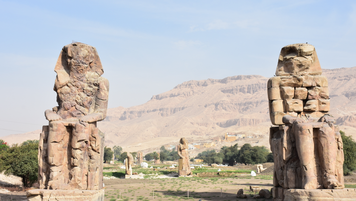 Tượng Sekhmet, nữ thần chiến tranh và chữa bệnh hung dữ, là những bức tượng có số lượng nhiều nhất, đến nỗi các nhà khảo cổ học cho rằng, Amenhotep III có thể đã dựng chúng lên để cầu khẩn sức mạnh chữa bệnh của nữ thần vào cuối đời khi ông lâm bệnh, có thể là do viêm khớp. Ảnh: @Horig Suruzaan.