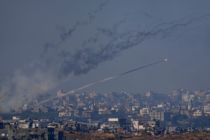 Giới phân tích cho rằng động thái của Israel mang tính răn đe sâu rộng, không chỉ nhắm vào Hamas mà còn gửi thông điệp tới các quốc gia bị cáo buộc dung dưỡng lực lượng này. Tuy nhiên, bước đi này có thể gây hệ lụy lớn: rạn nứt quan hệ với Mỹ, căng thẳng với các nước vùng Vịnh và làm suy yếu nỗ lực ngừng bắn của Washington.