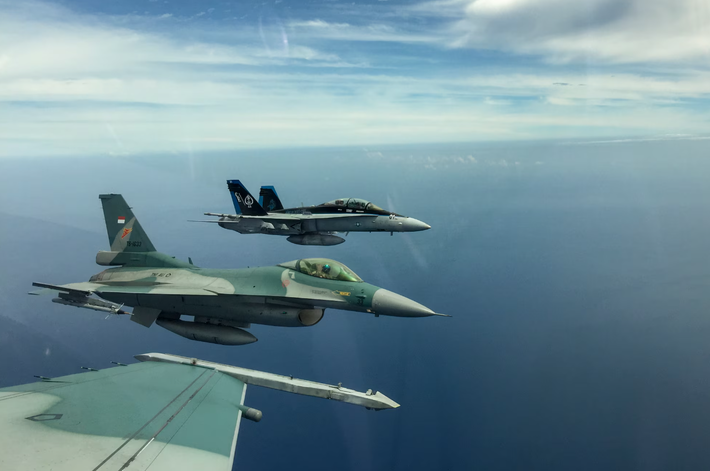 Không quân Lực lượng Vũ trang Quốc gia Indonesia (TNI-AU) vận hành một phi đội đa dạng nhưng đã cũ, chủ yếu bao gồm các máy bay F-16 của Mỹ, Su-27 và Su-30 của Nga, và Hawk 200 của Anh. Những máy bay này, mặc dù vẫn đang hoạt động, nhưng chúng vẫn phải vật lộn để đáp ứng nhu cầu của chiến tranh trên không hiện đại, đặc biệt là khi các cường quốc khu vực như Trung Quốc, Úc và Singapore đã và đang tăng cường lực lượng không quân của họ, bằng các nền tảng tiên tiến như J-20, F-35 và Rafale. Ảnh: @19FortyFive.
