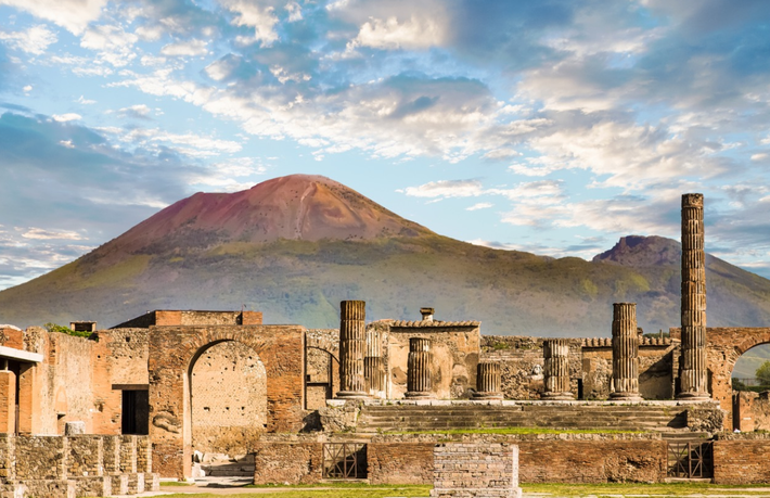 Pompeii, Di sản Thế giới được UNESCO công nhận, là một thành phố La Mã cổ đại nằm ở gần Naples thuộc vùng Campania của Ý. Vào thời kỳ đỉnh cao, Pompeii có dân số khoảng 20.000 người và trở thành tuyến đường quan trọng cho vận chuyển hàng hóa bằng đường biển, được gửi đến Rome hoặc miền nam nước Ý dọc theo Đường Appian gần đó. Ảnh: @Pompeii Tickets & Tours.