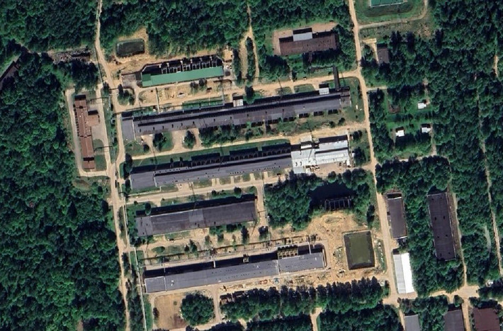 Mục tiêu lần này nằm ở thành phố Nizhnekamsk, Tatarstan, cách biên giới Ukraine khoảng 1.300 km. Đây là khu vực được đánh giá là “vùng an toàn” đối với công nghiệp quốc phòng Nga, nhưng vụ tấn công đã chứng minh điều ngược lại. Nhà máy bị tập kích được cho là cơ sở chiến lược, nơi sản xuất UAV Shahed - loại vũ khí mà Nga sử dụng hàng ngày để tấn công các thành phố của Ukraine.