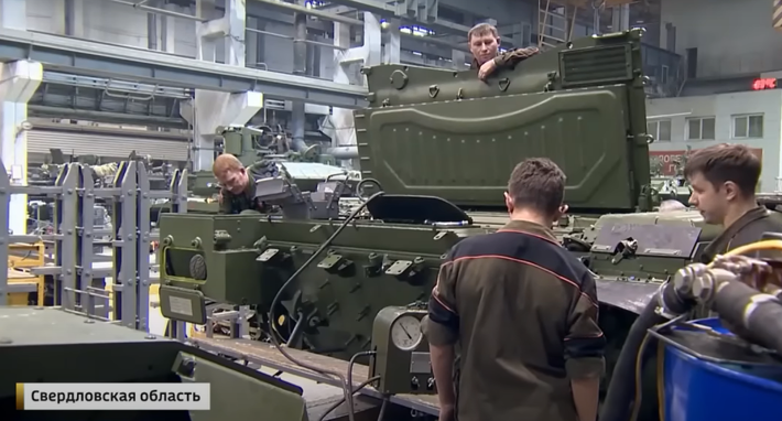 .Về mặt hoạt động, T-90M đã được thử nghiệm trong nhiều tình huống khác nhau. Tại Ukraine, lực lượng Nga đã sử dụng nó trong các cuộc tấn công vào các điểm mạnh trong thành phố, nơi mà lớp giáp và hỏa lực của nó mang lại lợi thế trong chiến đấu cận chiến. Tuy nhiên, điểm yếu của xe tăng này là trước các loại đạn tấn công từ trên xuống, chẳng hạn như Javelin và Stugna-P do Ukraine sản xuất trong nước. Ảnh: @Military Update.