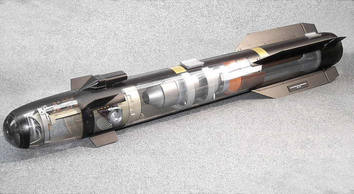 Ngoài ra, tên lửa AGM-114 Hellfire được phát triển từ thập niên 1980 như vũ khí chống tăng. Qua nhiều thập kỷ, nó trở thành biểu tượng của các dòng UAV trong các chiến dịch chống khủng bố. Việc sử dụng Hellfire trong phòng không cho thấy Mỹ đang thử khai thác thêm chức năng ngoài thiết kế ban đầu.