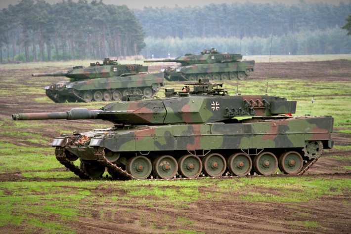 Ở góc nhìn lịch sử, vụ bắn hạ F-16 gợi lại những trường hợp trong quá khứ, khi Nga thích nghi dần trong việc đối đầu với công nghệ phương Tây. Leopard 2, Challenger 2, Abrams và Storm Shadow đều có những thách thức ban đầu, nhưng việc Nga phát triển các chiến thuật và hệ thống mới—chẳng hạn như sử dụng rộng rãi máy bay không người lái Lancet và hệ thống tên lửa nâng cấp—cho thấy khả năng tiến hóa thích nghi đối đầu quân sự nhanh chóng của Nga. Ảnh: @Wikipedia.
