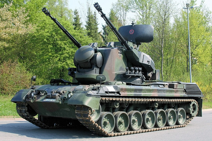 Trước đây, Gepard trang bị pháo đôi 35mm và radar dẫn bắn, đóng vai trò xương sống của phòng không tầm ngắn Đức. Dù đã “nghỉ hưu”, nhưng Gepard vẫn đang chứng tỏ hiệu quả tại Ukraine khi bắn hạ UAV Shahed/Geran và tên lửa hành trình bay thấp. Tuy nhiên, nguồn đạn 35mm khan hiếm khiến khả năng duy trì tác chiến lâu dài bị hạn chế.