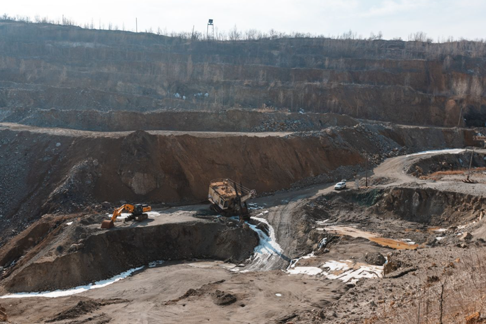 Mỏ Shevchenko trải dài khoảng 40 ha, ước tính chứa 13,8 triệu tấn quặng lithium với nồng độ lithium oxide cao, khiến nơi đây trở thành tài sản có giá trị để sản xuất pin được sử dụng trong mọi thứ, từ máy bay không người lái đến các hệ thống quân sự tiên tiến. Ảnh: @ The Kyiv Independent.