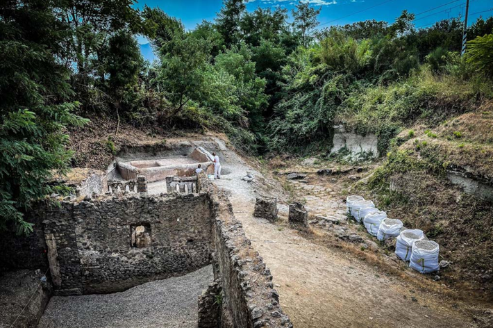 Tại tàn tích của một ngôi mộ đồ sộ thuộc nghĩa trang Porta Sarno ở Pompeii (được sử dụng từ thời kỳ Samnite cho đến khi bị bỏ hoang vào thế kỷ thứ nhất Sau Công nguyên), các nhà khảo cổ học đến từ Pompeii bất ngờ tìm thấy một khối cấu trúc vật thể lạ. Ảnh: @Giáo sư Llorenç Alapont.