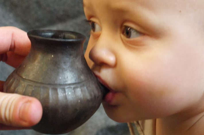 Các bình này đủ nhỏ để vừa với tay trẻ em và có vòi để trẻ có thể bú chất lỏng. Ảnh: @Viện Hàn lâm Khoa học Áo.