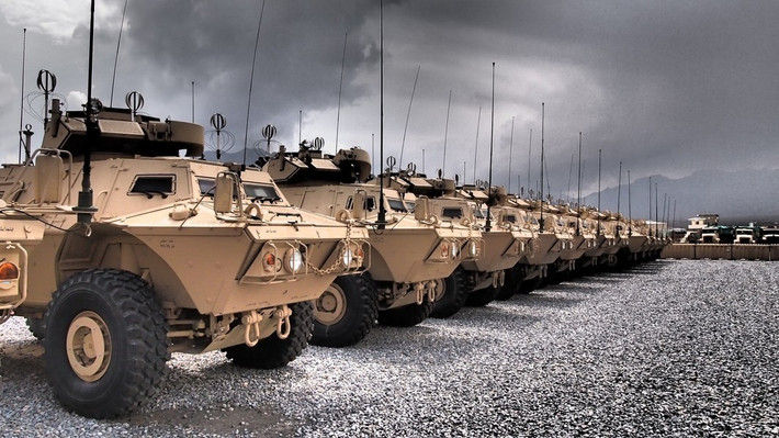 Từ năm 2022, Mỹ bắt đầu chuyển giao hàng trăm xe bọc thép đa năng M1117 ASV cho Ukraine. Những chiếc xe này vốn được lấy từ kho dự trữ, trải qua quá trình sửa chữa và phục hồi trước khi bàn giao. Mới đây, Washington còn tính chuyện khởi động lại dây chuyền sản xuất để đưa thêm các lô xe mới sang chiến trường Đông Âu.