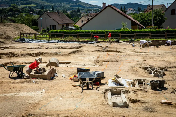 Trong lúc tiến hành khai quật tại một nghĩa trang Kitô giáo cổ xưa ở Saint-Pierre-l'Estrier, Autun, nước Pháp, các chuyên gia đến từ Viện Nghiên cứu Khảo cổ Quốc gia Pháp bất ngờ tìm thấy một ngôi mộ kỳ lạ. Ảnh: @Viện Nghiên cứu Khảo cổ Quốc gia Pháp.