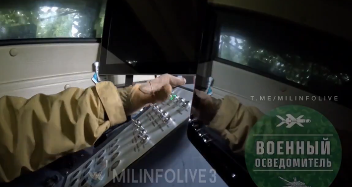 Video được đăng trên kênh Military Information Telegram, mở đầu bằng cảnh quân lính bên trong một chiếc xe, bật công tắc và nhìn vào màn hình bị che khá sâu. Ảnh: @MILINFOLIVE3.