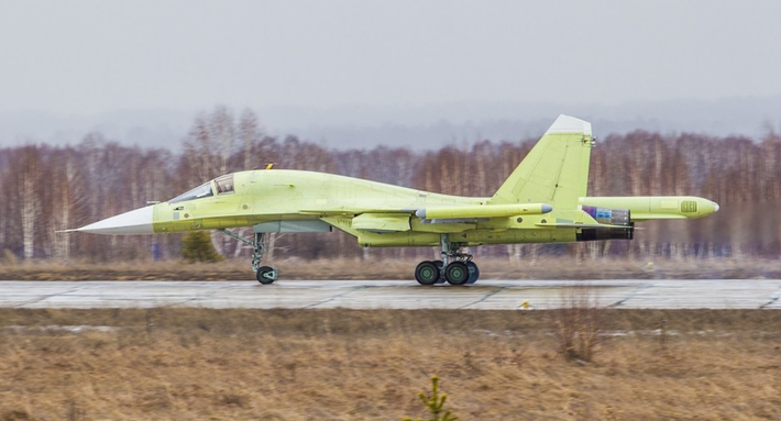 Cùng với việc giao hàng để sử dụng trong nước, sự xuất hiện của một chiếc Su-34 với tông màu nâu sa mạc và vàng mới vào giữa tháng 5/2025 đã làm dấy lên suy đoán rằng, dòng máy bay này lần đầu tiên được sản xuất để xuất khẩu, nhiều khả năng là sang Algeria, nhưng cũng có thể là sang một khách hàng khác có khí hậu tương tự như Iran hoặc Sudan. Ảnh: @ Wikipedia.