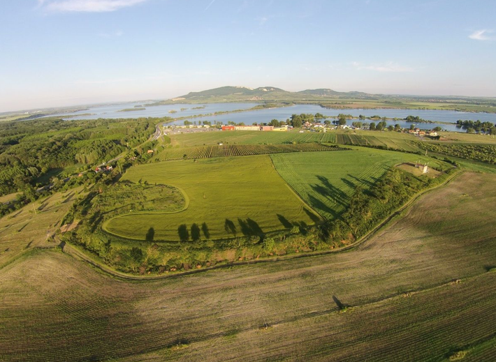 Trong quá trình khai quật khảo cổ học gần Pasohlávky ở Quận Brno-Country thuộc Vùng Nam Moravia của Cộng hòa Séc, các chuyên gia đến từ Viện Hàn lâm Khoa học Séc bất ngờ tìm thấy một ngôi mộ kỳ lạ. Ảnh: @Viện Hàn lâm Khoa học Séc.