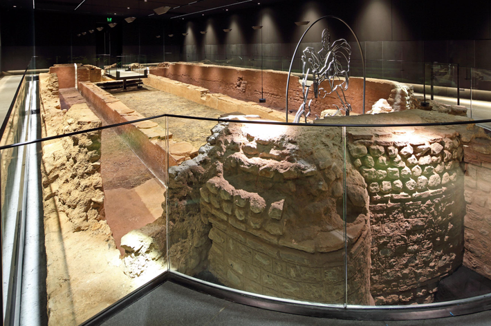 Tại khu vực tàn tích Đền thờ Mithraeum London, nước Anh, các chuyên gia đến từ Bảo tàng Khảo cổ học Ontario bất ngờ tìm thấy một vật thể lạ. Ảnh: @Bảo tàng Khảo cổ học Ontario.