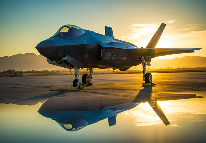 Với ba biến thể—F-35A để cất cánh thông thường, F-35B để cất cánh đường băng ngắn và hạ cánh thẳng đứng, và F-35C để hoạt động trên tàu sân bay—máy bay phản lực này nổi tiếng với khả năng kết hợp cảm biến tiên tiến và khả năng tác chiến tập trung vào mạng. Radar AN/APG-81 và hệ thống khẩu độ phân tán cung cấp khả năng nhận thức tình huống vô song, trong khi thiết kế tàng hình của nó giúp giảm thiểu khả năng bị radar của đối phương phát hiện. Ảnh: @Sputnik Africa.