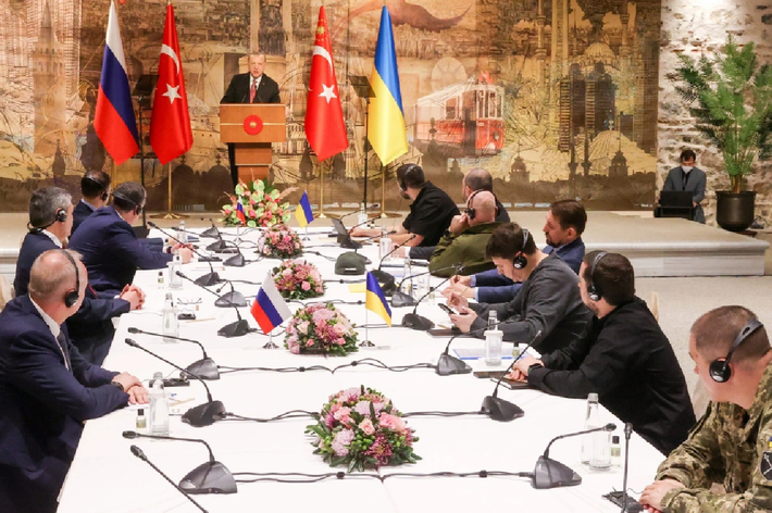 Cuộc đàm phán trực tiếp đầu tiên giữa Nga và Ukraine đã chính thức khai mạc tại Istanbul, Thổ Nhĩ Kỳ. Phái đoàn Nga có mặt đúng giờ, song Tổng thống Vladimir Putin tuyên bố sẽ không tham dự. Phía Mỹ cũng nhanh chóng phản hồi rằng Tổng thống Donald Trump sẽ không đến. Ảnh minh họa: Reuters