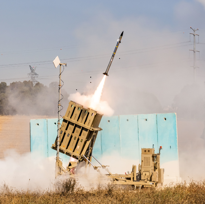Iron Dome lần đầu tiên được đưa vào sử dụng vào năm 2011, ra đời vì nhu cầu bảo vệ cộng đồng Israel khỏi các cuộc tấn công bằng tên lửa liên tục của Hamas và Hezbollah. Được Rafael Advanced Defense Systems phát triển với sự hỗ trợ tài chính đáng kể từ Mỹ, hệ thống này được thiết kế để đánh chặn các tên lửa không dẫn đường có tầm bắn từ 4 đến 70 km, chẳng hạn như các biến thể tên lửa Qassam và Grad thường được bắn từ Gaza. Ảnh: @Wikipedia.