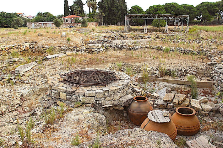 Cụ thể, khi tiến hành khai quật tại thành phố cổ Klazomenai ở Izmir Urla (miền tây Thổ Nhĩ Kỳ), các chuyên gia đến từ Bảo Tàng Khảo Cổ Học Izmir bất ngờ tìm thấy một hiện vật lạ cổ xưa. Ảnh: @Bảo Tàng Khảo Cổ Học Izmir.