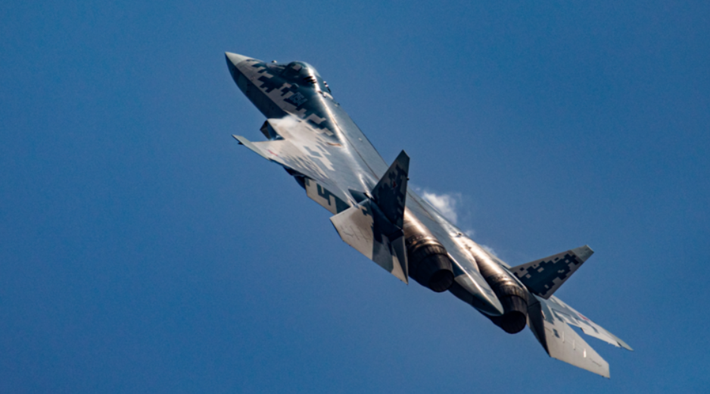 Quan trọng là, khả năng của Su-57E phải được xem xét kỹ lưỡng ngoài những tuyên bố của Nga. Moscow có lịch sử hay phóng đại hiệu suất của phần cứng quân sự để thúc đẩy xuất khẩu, và sản lượng hạn chế của Su-57—chưa đến 20 chiếc được giao cho lực lượng không quân của Nga vào năm 2025—làm dấy lên câu hỏi về khả năng mở rộng của dòng Su-57E. Việc máy bay Su-57 phụ thuộc vào động cơ AL-41F1 cũ hơn, thay vì động cơ AL-51F1 đã được lên kế hoạch, điều này cho thấy có mặt hạn chế về hiệu suất vận hành. Ảnh: @Army Recognition.