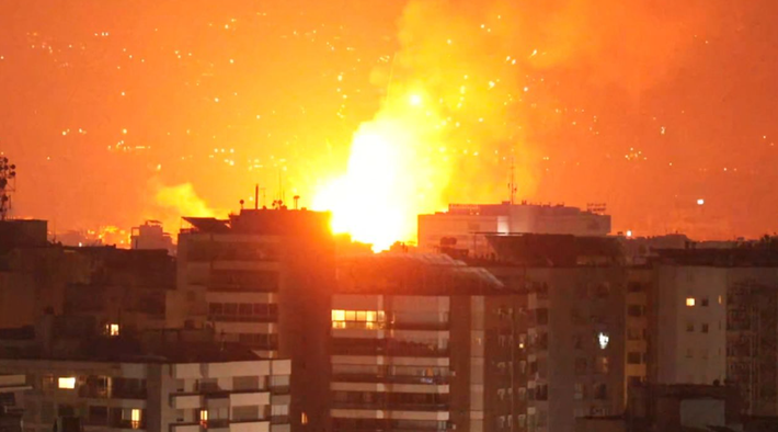 Trong động thái mới nhất, Israel tuyên bố đã tấn công phủ đầu vào hàng chục mục tiêu trên khắp Iran vào rạng sáng ngày 13/6 (theo giờ Việt Nam) qua chiến dịch có tên là Rising Lion. Một quan chức cấp cao giấu tên của Lực lượng Phòng vệ Israel (IDF) đã nói với trang The War Zone rằng, Israel đã phát động một cuộc tấn công vào Iran và cho rằng, cuộc tấn công chỉ vừa mới bắt đầu ở Iran. Ảnh: @@JasonMBrodsky.