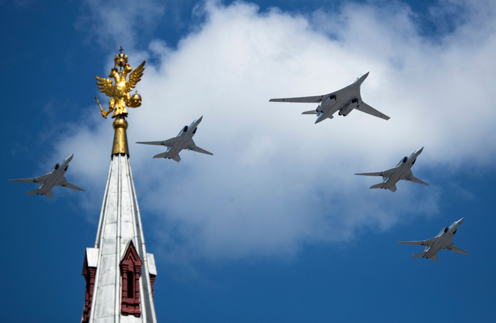 Đối với Mỹ, sự hiện diện của Tu-160 gần Alaska như vậy là một sự khiêu khích đòi hỏi phải có phản ứng thận trọng. Alaska, với các căn cứ quân sự như Elmendorf-Richardson và Eielson, là một thành phần quan trọng trong kiến trúc phòng thủ của Mỹ ở Bắc Cực. Các căn cứ này đã có máy bay chiến đấu F-22 và F-35, cũng như các hệ thống cảnh báo sớm theo dõi hoạt động của Nga trên khắp Eo biển Bering. Sự xuất hiện của Tu-160 tại Anadyr có thể thúc đẩy Washington tăng cường tuần tra trong khu vực, tăng tần suất các cuộc tập trận trên không và trên biển. Điều này có thể bao gồm triển khai thêm lực lượng đến Alaska, hoặc thậm chí kích hoạt các hoạt động tập trận chung với Canada, quốc gia cũng có lợi ích ở Bắc Cực. Tuy nhiên, những hành động như vậy có nguy cơ làm gia tăng căng thẳng, gây thêm bất ổn cho khu vực này. Ảnh: @Air Force Technology.