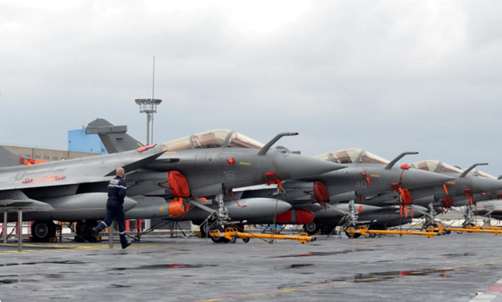 Vào tháng 2 năm 2024, Tham mưu trưởng Không quân Indonesia (TNI-AU), Đại tướng không quân Mohamad Tonny Harjono xác nhận rằng lô Rafale đầu tiên gồm sáu chiếc sẽ được bàn giao bắt đầu từ tháng 2 năm 2026. Ảnh minh họa