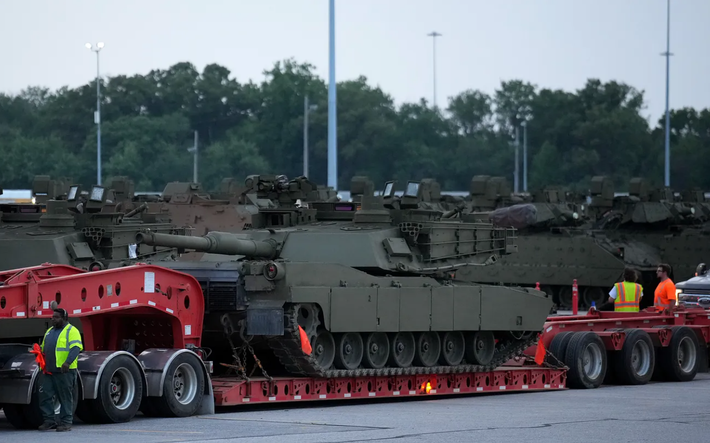 Các đội chuẩn bị di chuyển xe tăng M1 Abrams bằng xe tải tại bãi xe lửa CSX vào ngày 9/6 ở Jessup, Maryland. Xe tăng và các thiết bị quân sự hạng nặng khác cũng đang được vận chuyển đến Washington. Ảnh: @Kevin Dietsch/Getty.