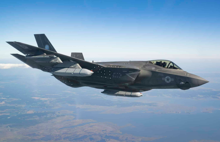 Bằng cách áp đảo các hệ thống radar của Iran bằng tiếng ồn hoặc tín hiệu giả, các nền tảng này đảm bảo rằng, F-35 có thể hoạt động mà không bị trừng phạt tức khắc. Sự kết hợp giữa tàng hình và chiến tranh điện tử đã tạo ra sức mạnh tổng hợp chết người, cho phép Israel tấn công sâu vào Iran mà không bị trả đũa ngay lập tức. Ảnh: @ Naval News.