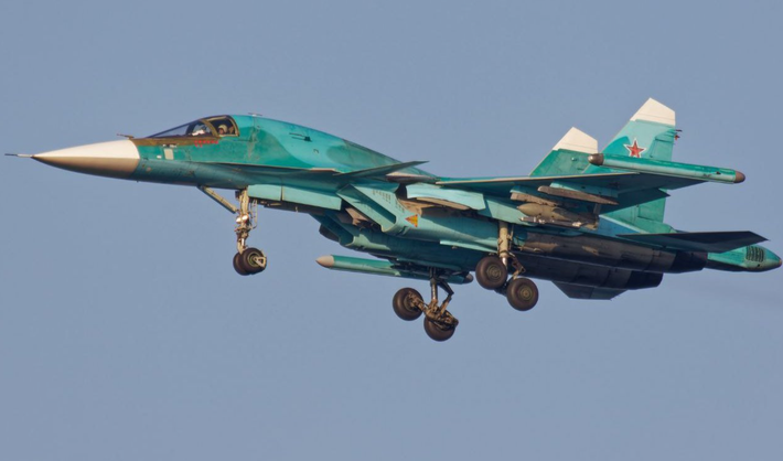 Việc tăng cường sản xuất và chuyển giao máy bay Sukhoi Su-34 mới có ý nghĩa vô cùng quan trọng, bởi hơn ba năm sau cuộc chiến sự ở Ukraine, Lực lượng Không quân Vũ trụ Nga cần nguồn cung cấp máy bay ổn định để bù đắp các tổn thất chiến đấu, cũng như giúp tăng cường khả năng hoạt động của các phi đội không quân. Ảnh: @ Мілітарний.