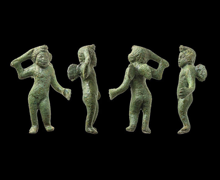 Ed McSloy, Quản lý Cơ Quan Khảo cổ Cotswold Archaeology đã nghiên cứu bức tượng nhỏ này, mô tả nó cao khoảng 6cm và được đúc bằng hợp kim đồng. Ảnh: @National Highways/Oxford Cotswold Archaeology.