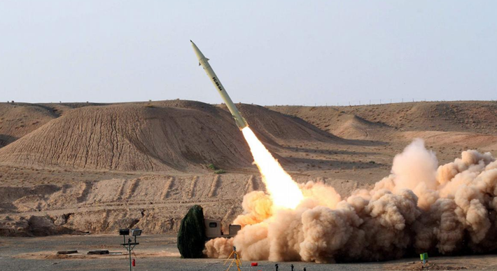 Khả năng tên lửa của Iran, mặc dù kém tiên tiến hơn so với hệ thống phòng thủ của Israel, nhưng lại đặt ra thách thức đáng kể do khối lượng lớn của chúng. Tình báo Israel ước tính Iran sở hữu khoảng 2.000 tên lửa đạn đạo có khả năng vươn tới Israel trước khi cuộc xung đột bắt đầu, mặc dù IDF tuyên bố đã phá hủy một phần đáng kể trong số các tài sản này. Ảnh: @DW.