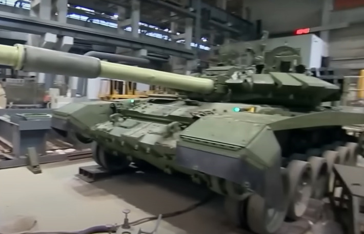 Việc thúc đẩy tăng sản lượng cũng bao gồm việc nâng cấp các mẫu T-90A hiện có lên tiêu chuẩn T-90M, một cách tiết kiệm chi phí để tăng số lượng mà không chỉ dựa vào việc chế tạo mới. Bất chấp tiến triển này, Nga vẫn phải đối mặt với những rào cản đáng kể. Các lệnh trừng phạt của phương Tây đã làm gián đoạn chuỗi cung ứng các thành phần công nghệ cao, chẳng hạn như quang học và điện tử tiên tiến, buộc phải phụ thuộc vào các giải pháp thay thế trong nước, hoặc nhập khẩu từ các quốc gia như Trung Quốc. Ảnh: @Military Update.